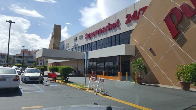 Pueblo Supermarket at Isla Verde